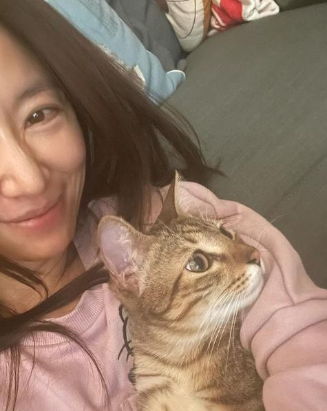 手机壁纸|林心如现身剧组，肤白貌美比身边女生高一头，媒体曝她正在拍新戏