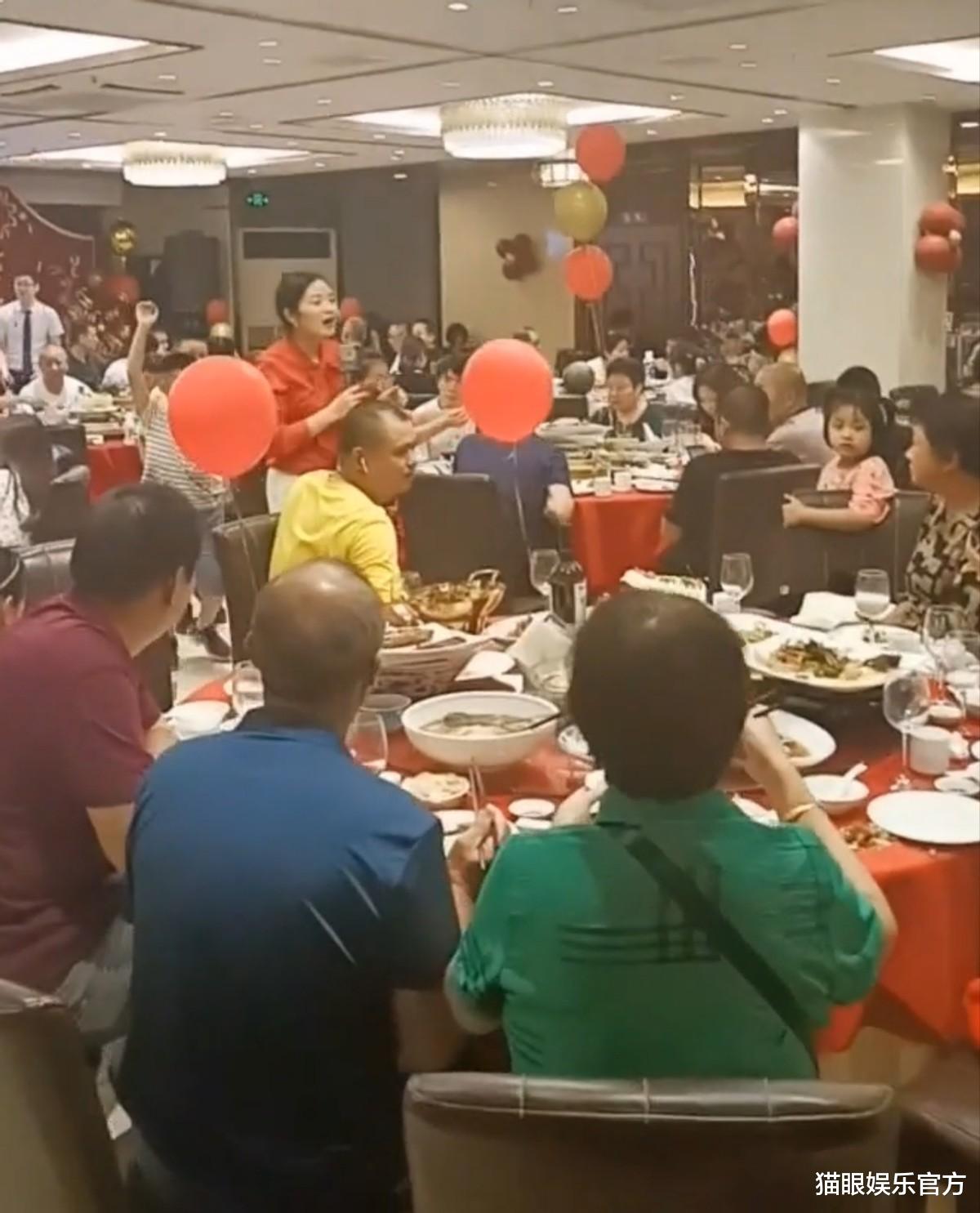 王小蒙|32岁女星改当婚礼主持人？一场活动仅千元，身份被扒疑是王小蒙？