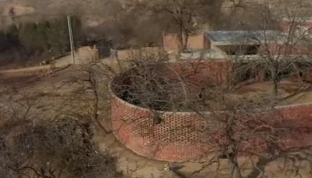 132万红砖房后续：老人房子开始反碱多处破损，设计师住房被调查