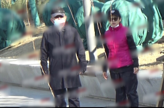 王宝强|72岁王刚陪嫩妻及12岁儿子跑步，一度体力不济，太太露素颜气质动人