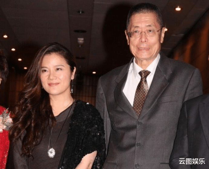 白梦妍|83岁老艺术家陪妻女坐敞篷跑车,1岁女儿大眼呆萌,越来越像老爸