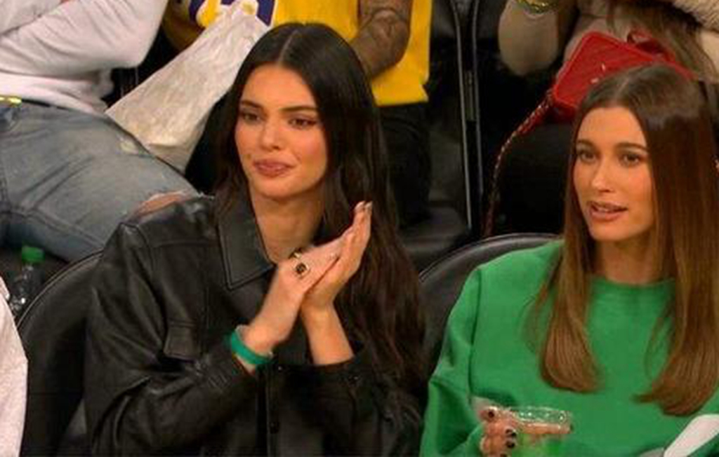 布克|詹娜心情好！布克做出抱寶寶動作，湖人自廢武功送給太陽隊勝利