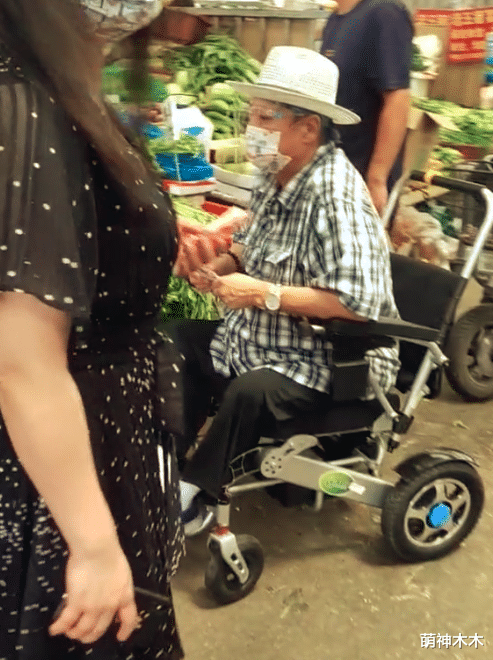 69歲洪金寶身形暴瘦，安居上海親自現身買菜，坐輪椅倆保鏢護航-圖3