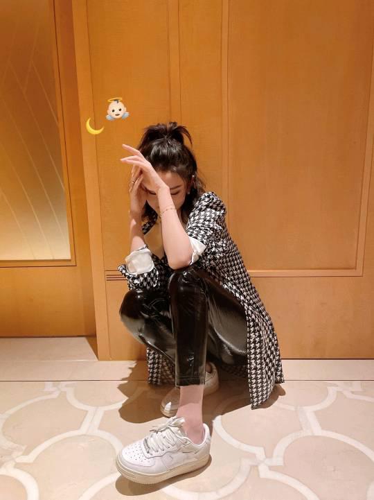 发型|宋祖儿竟然也穿起了“墨汁裤”，格子风衣高马尾，又酷又飒又高级