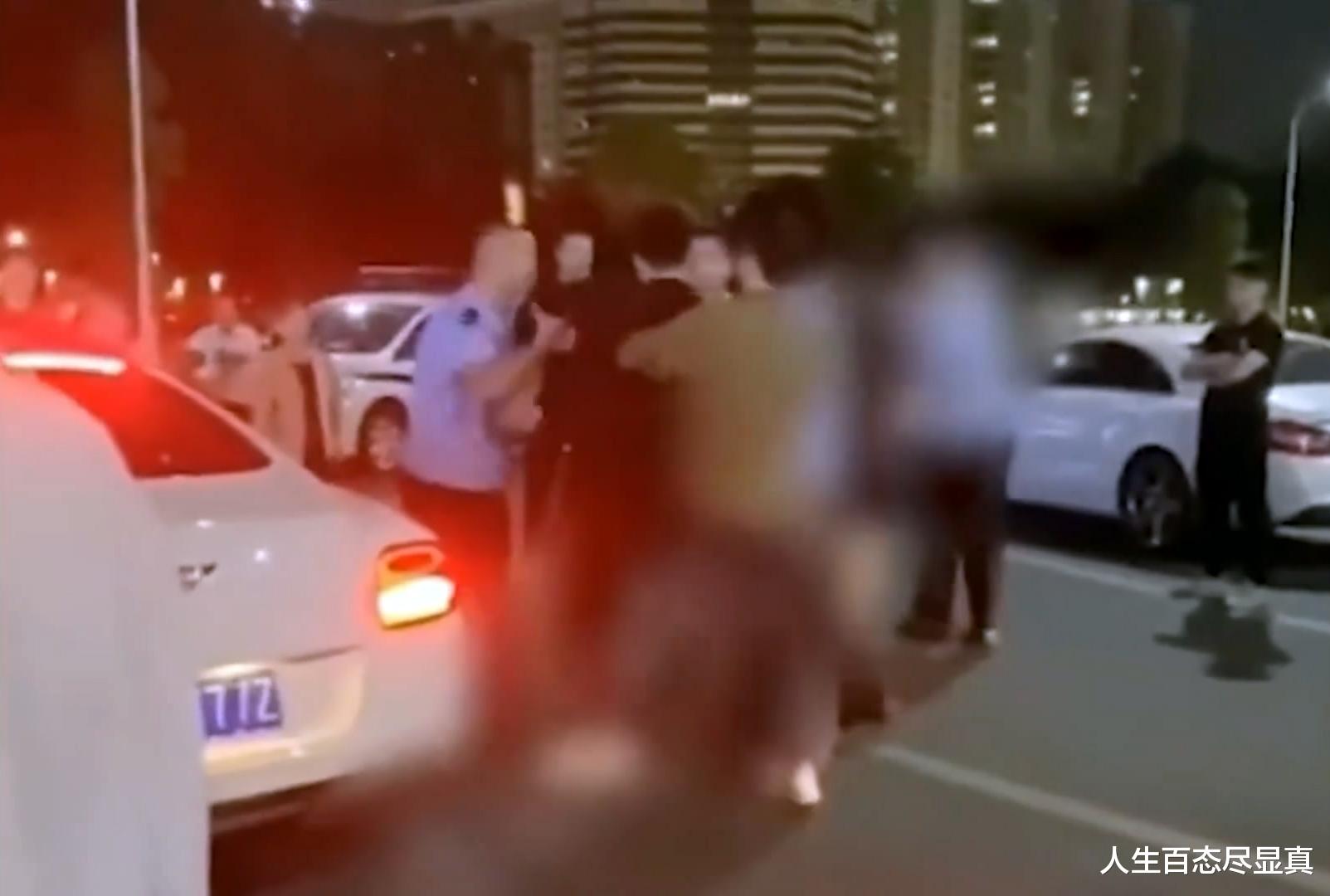 男子疑为哄女友开心砸店,民警劝阻照打不误,开宾利会是普通人?