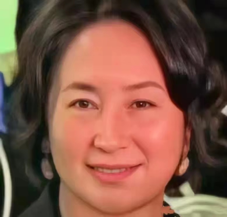 李嘉欣|李嘉欣夫妇与何超琼同场活动！挽老公秀恩爱好酸，何超琼赢了气场