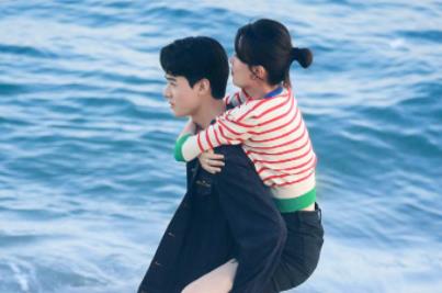 阿信|龚俊《沉睡花园》路透，西装大长腿走路带风，粉丝尖叫连连