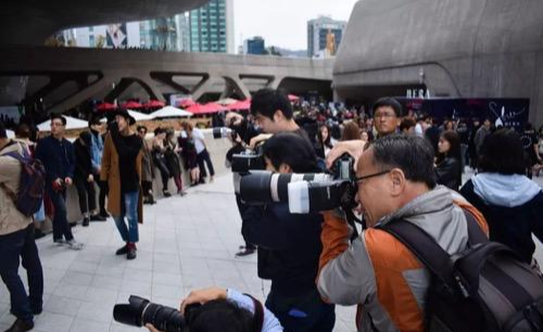 荷叶说|街头拍摄是用手机好还是专业相机好？