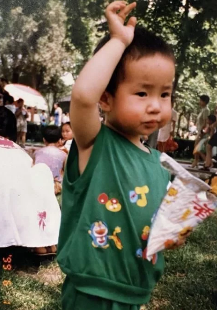 于笑|王一博幼儿园旧照流出,从小自带高冷范