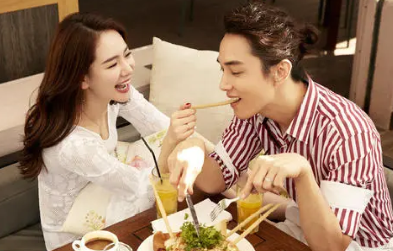 李承铉|李承铉接女儿放学，图中Lucky肤如凝脂自带滤镜，女团腿耀眼夺目