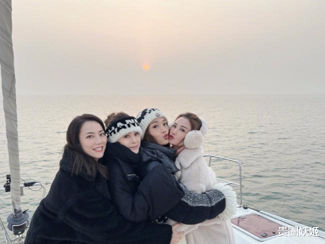 张庭|容祖儿蔡卓妍钟欣桐最新同框,闺蜜仨出海游玩,嘟嘴卖萌感情好