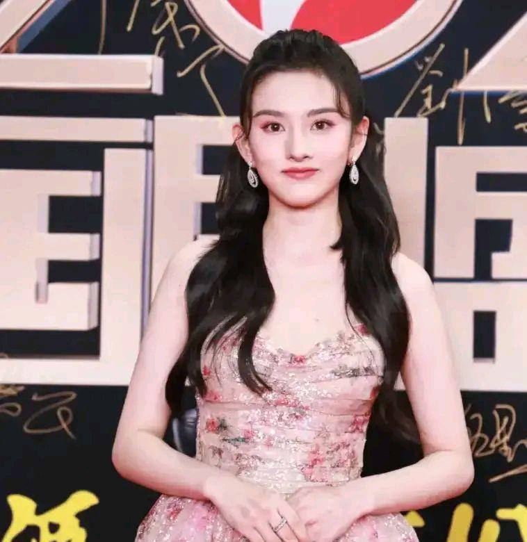 主持人|吴越是红毯主持人克星?热依扎自信源自内心?董洁长赘肉了?