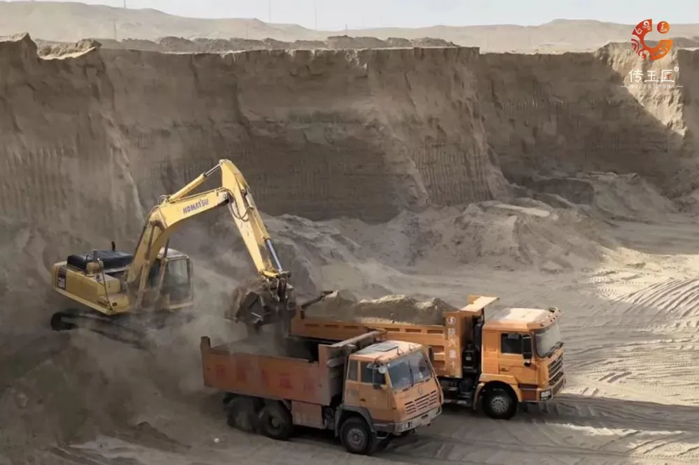 挖掘机|他在河边捡了一块价值30万的和田玉......