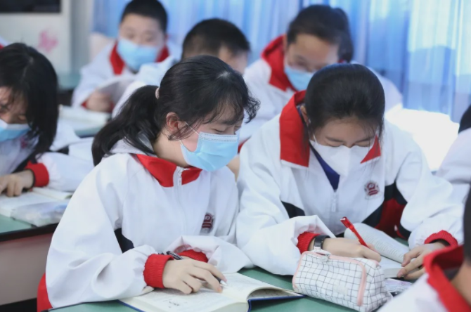 糯妈育儿经|中小学学制将调整成“522”？教育部已辟谣，家长们总算放心了