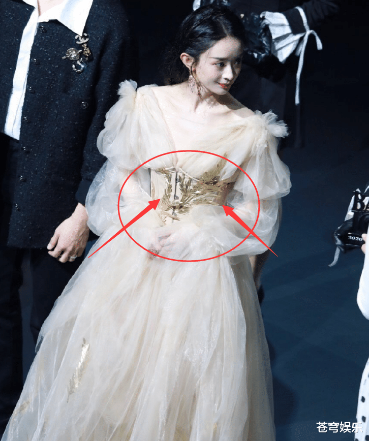 赵丽颖|赵丽颖穿国产礼服来芭莎派对，抓拍镜头下，无精修模样我没眼花？
