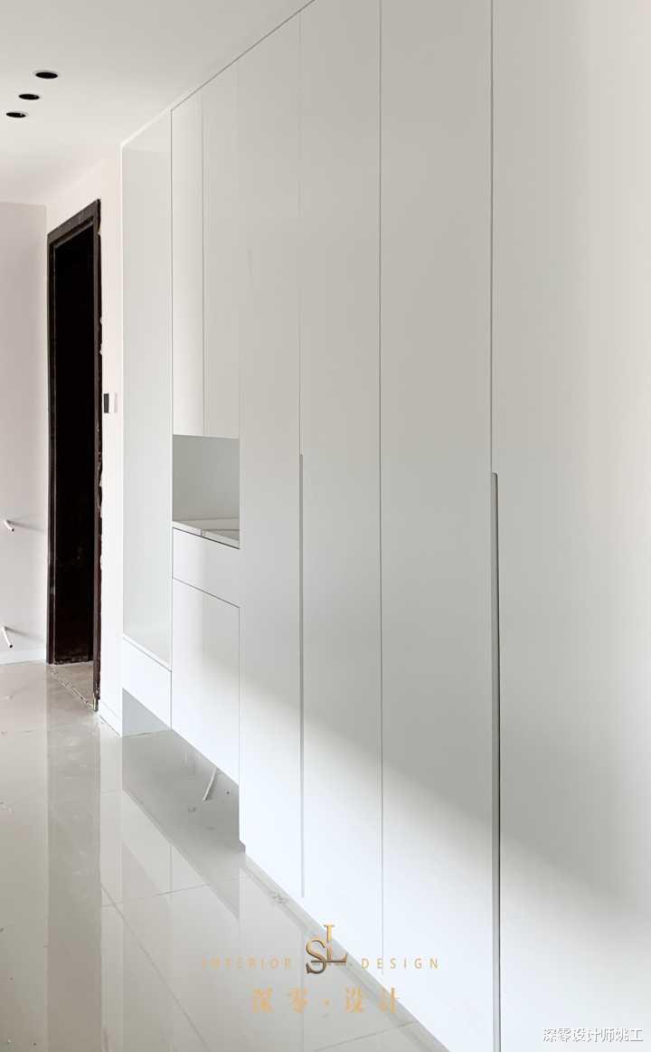 118㎡极简夫妻婚房，餐厨打通，沿墙做L型桌面，瞬间多出一间优雅的书房