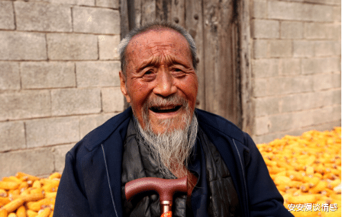 安安漫谈情感 65岁老人的凄凉晚年：退休金五千，在儿子家养老被当成“仇人”