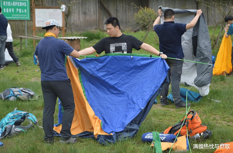 驴友 为何野外露营时，没有男女关系却能随意“混帐”？女驴友道出实情