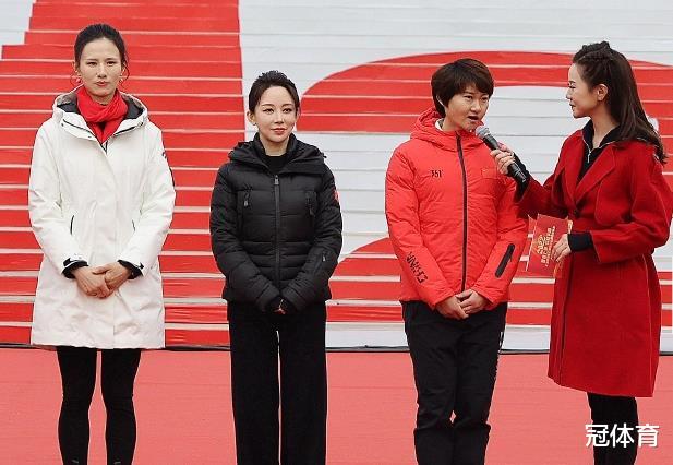 潘曉婷|潘曉婷微笑出鏡！39歲仍氣質優(yōu)雅，兩大奧運冠軍陪伴左右