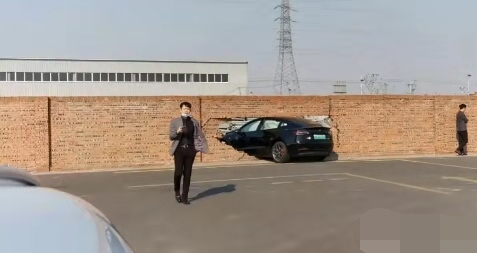 沧海之天 真惨，特斯拉失控撞墙，将墙撞出一个大窟窿