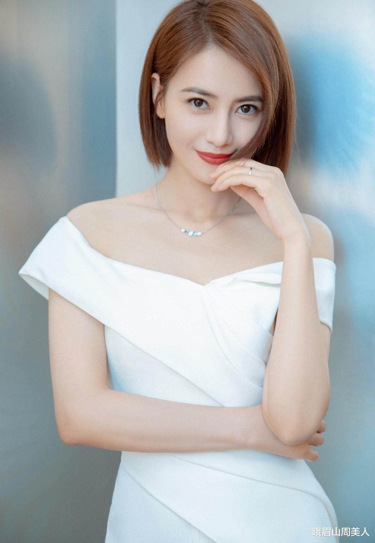 峨眉山周美人|高圆圆41岁状态似少女，穿白色吊带裙拍美照，清纯又温柔