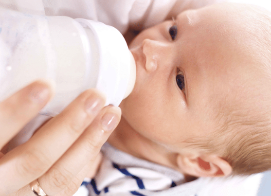 雷七趣说|宝宝刚出生以后，宝妈掌握不了孩子的食欲，应该怎么给孩子控制量