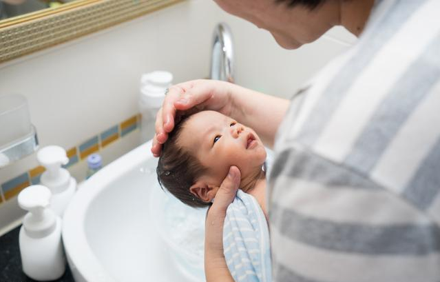 Ainee妈咪|新生儿出生后，妈妈注意别瞎勤快，在3件事上能偷懒就偷懒