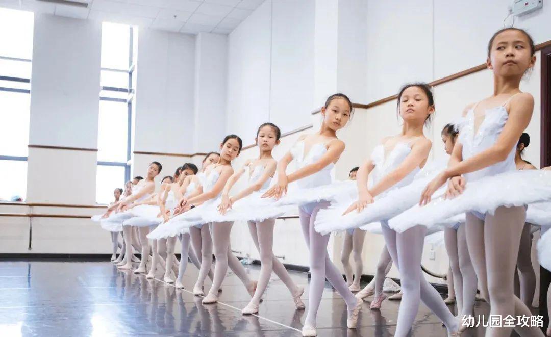 幼儿园全攻略|爸爸反对女儿学舞蹈,因“气质是钱堆出来的”,妈妈:问你当白问