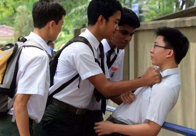 然褚沛文 15岁女孩被扇50耳光，因没及时应答同学，打人者戾气从哪里来