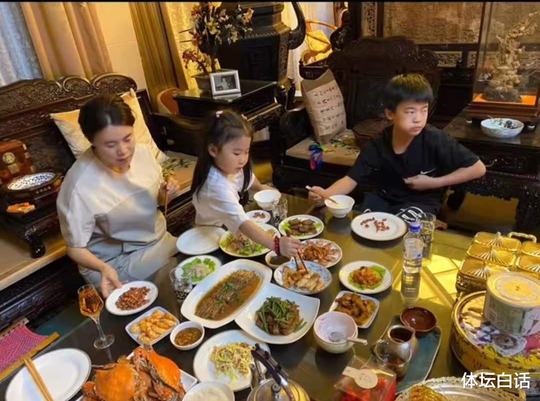 王楠|接地气！王楠全家坐“马扎”吃大餐，富豪老公做饭，北京豪宅曝光