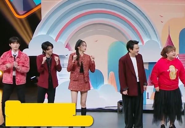 关晓彤|华晨宇以为没镜头, 对关晓彤摸头杀, 晓彤第一反应是对鹿晗最大尊重