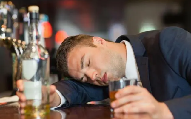 中老年人|年纪越大越要管住嘴，提醒：中老年人，这5种不健康的食物，尽量少吃