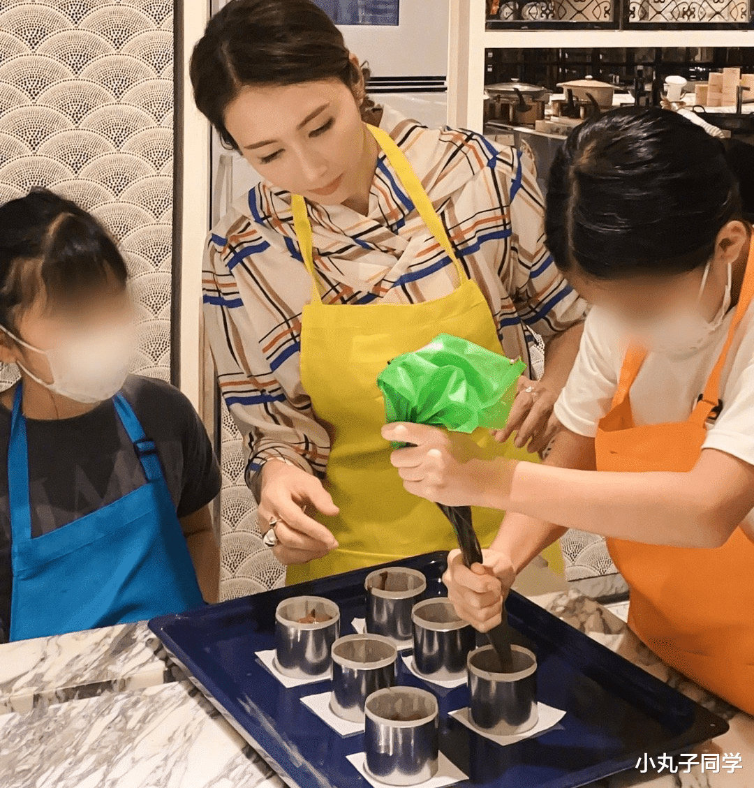 黎姿|豪门黎姿带女儿坐地铁,绿色出行接地气,49岁状态超好