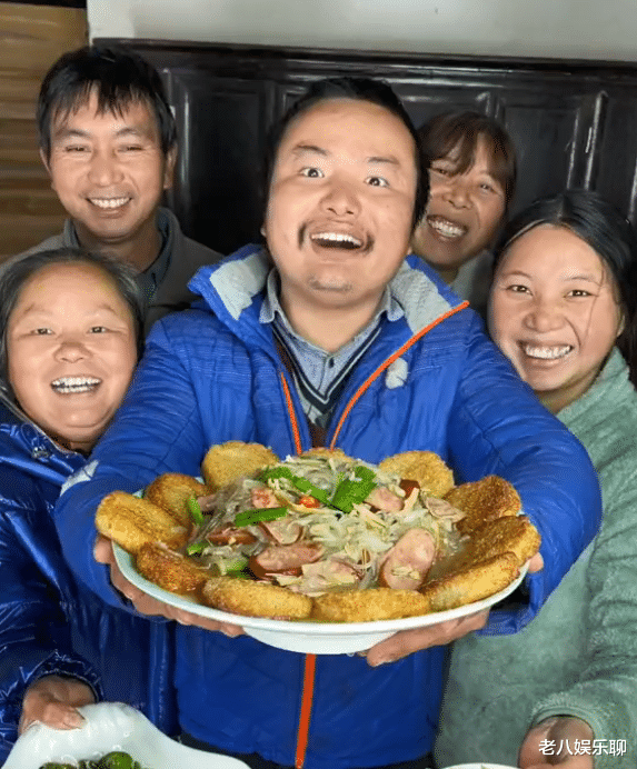 人物设定|牛爱芳夫妇被电视台采访？女记者被质疑无证无台标，网友：新演员