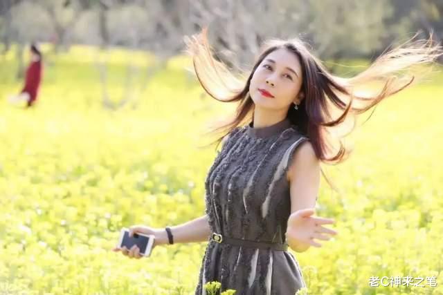 安徽 当法子英骑摩托车载着劳荣枝回家时，便俘获了这个年轻少女的芳心