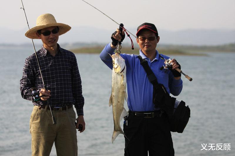 鲫鱼|老钓友钓了一条斤鲫鱼回家，为啥气得直吹胡子瞪眼？