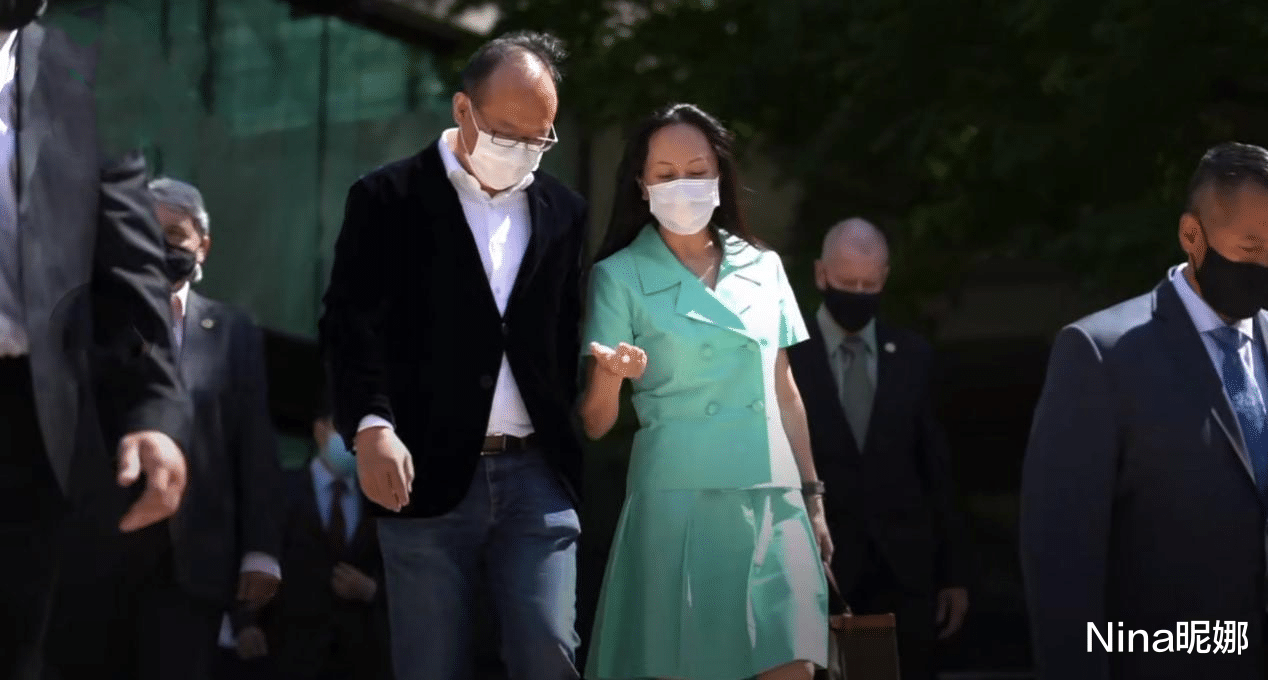 Nina昵娜|49岁孟晚舟近况让人看心疼，穿珍珠连衣裙难掩老气，发际线后移真像任正非