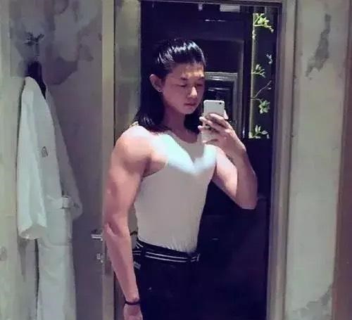 霍尊秀苹果肌，健身照、打篮球照、素颜照曝光-每日要闻