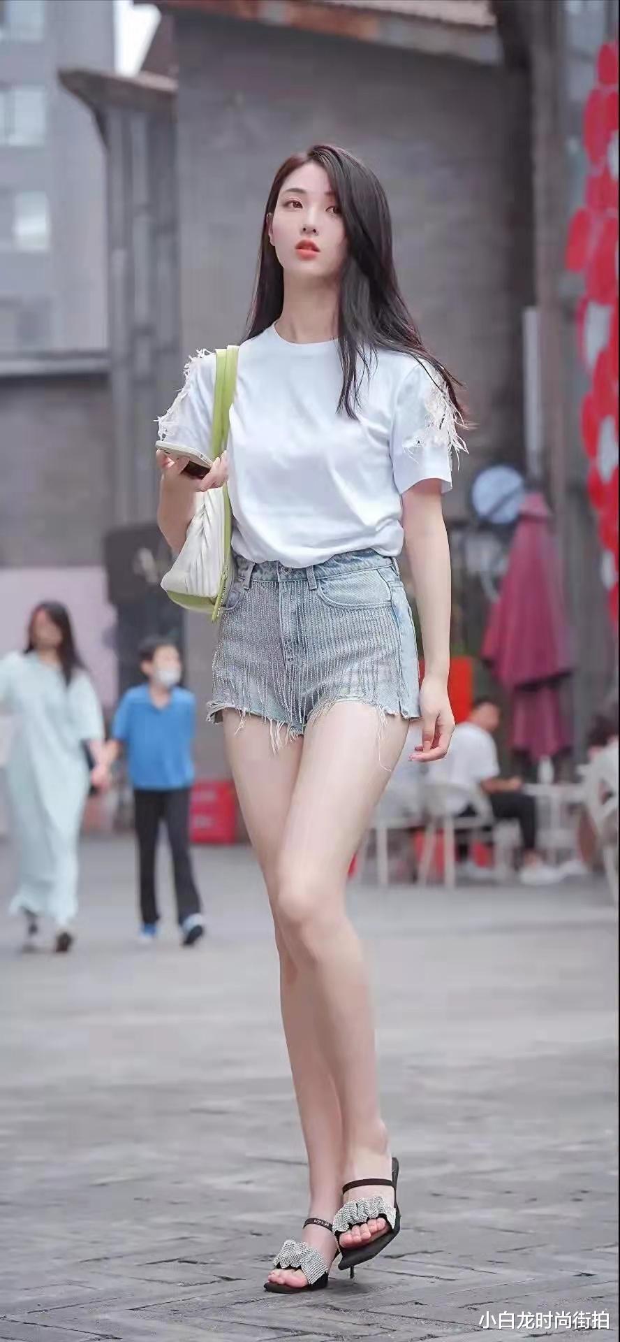 小白龙时尚街拍 流苏元素并不过时，用在牛仔短裤上个性又时髦，修长美腿很吸睛