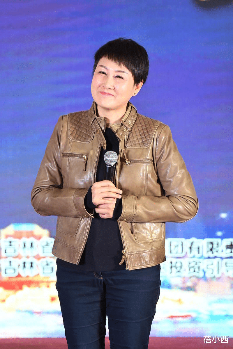 张凯丽真有魅力，穿棕色皮衣配牛仔裤活力满满，中年女性穿搭范本