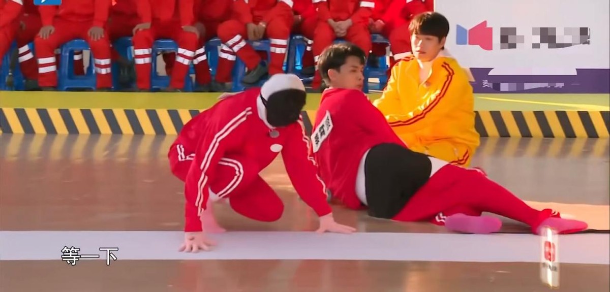 白梦妍|《跑男》收官，老秦鼻孔抢戏，裤子被粘掉，宋雨琦都不忍直视他