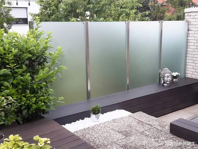 深零设计师姚工|砌院墙连砖头水泥都用不上，整面换玻璃，衬着绿植美成一道风景线