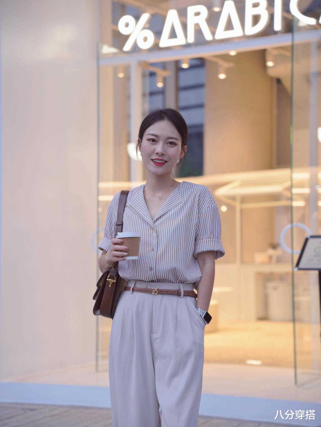 八分穿搭|秋天，衬衫的“高级穿法”是这样的，搭配西裤知性干练，洒脱利落