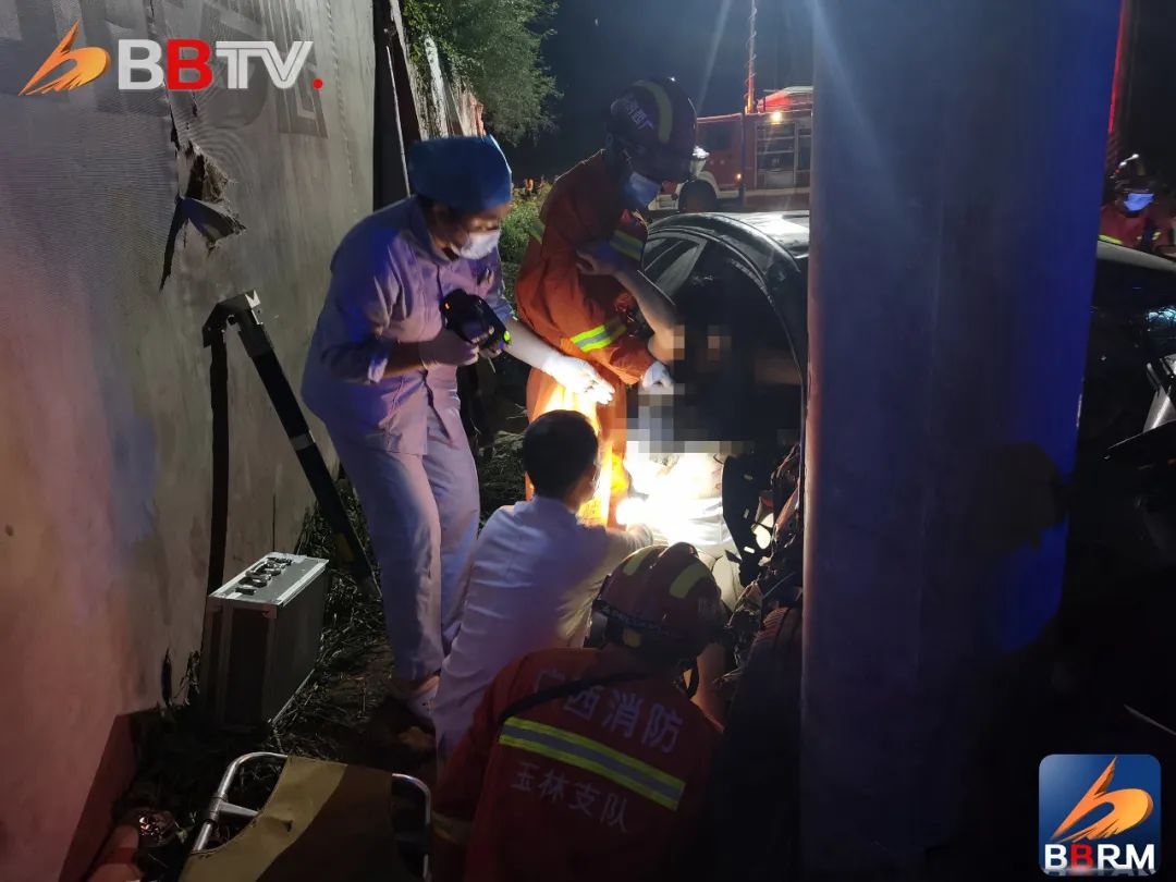 博白新闻 什么情况？这辆小车连电线杆也敢撞！