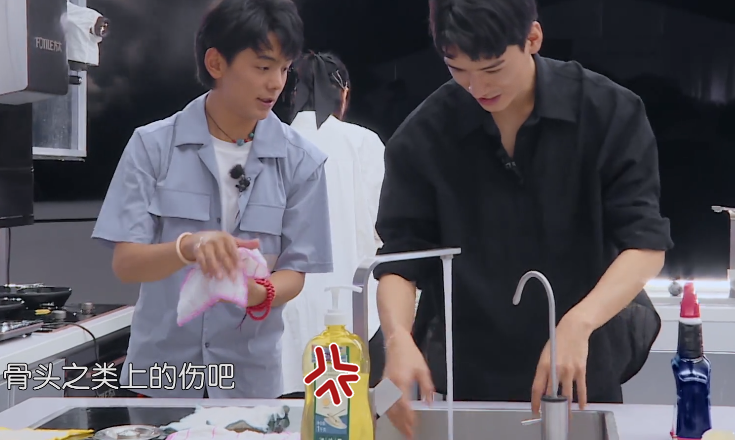 葛优|龚俊张亮苏有朋跌倒镜头轮流播，观众喊话不好笑，节目组大意了