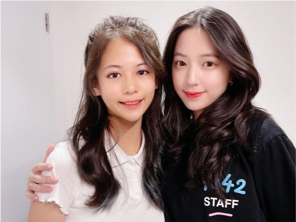 时尚风行派|翁虹一家三口罕见聚齐！13岁女儿颜值大逆袭，同框欧阳娜娜竟不输