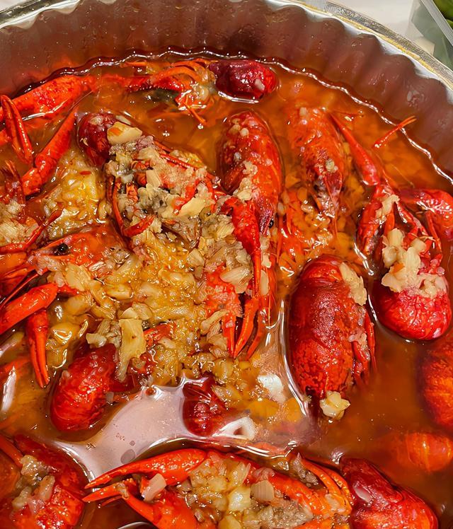 岳云鹏|岳云鹏：卡点为自己庆生，结婚十年老婆连夫妻合影都找不到显尴尬