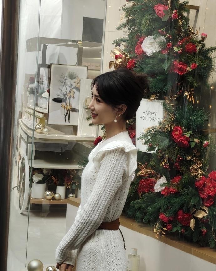 毛晓彤|毛晓彤现身海南出席活动，白色长裙亮相，腰带太抢眼！