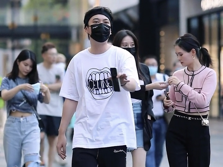 王思聪|王思聪逛街被偶遇，数位靓丽美女环绕在侧，手上一块表值2000万？