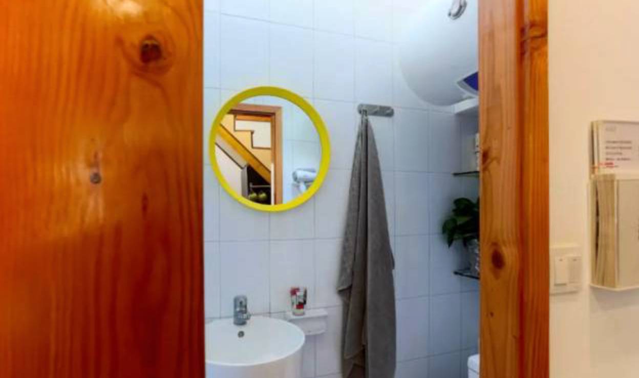 沪漂真实蚁族生活,一家4口租7㎡脏乱单间,儿女和父母睡一张床